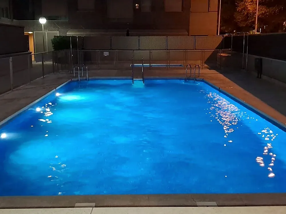 Piscina con alumbrado subacuático de noche