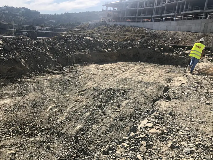 Vaciado del terreno en ladera hasta la cota de cimentación de los vasos.