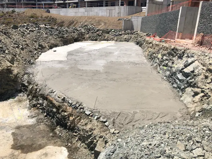 Capa de hormigón de limpieza sobre el terreno compactado, base de la losa del vaso.