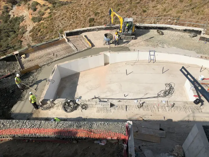 Vaso de hormigón armado desencofrado, con la geometría curva del borde desbordante.