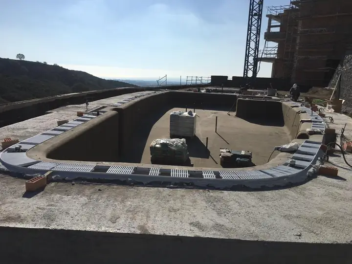 Formación del canal perimetral de recogida sobre la coronación, con la rejilla presentada.