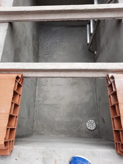 Depósito enfoscado, con el sumidero en el fondo, para el sistema desbordante.