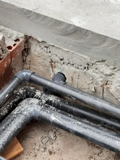 Tuberías de PVC a presión tendidas bajo la futura playa.