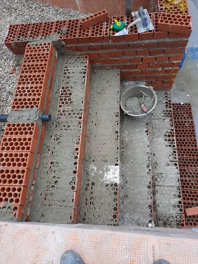 Peldaños de la escalera romana levantados en fábrica de ladrillo.