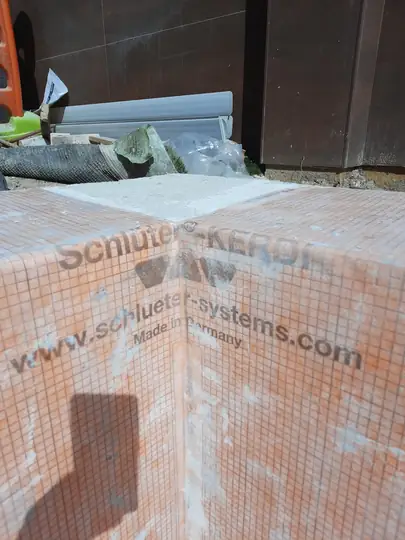 Lámina impermeabilizante Schlüter-KERDI en paredes, fondo y encuentros.