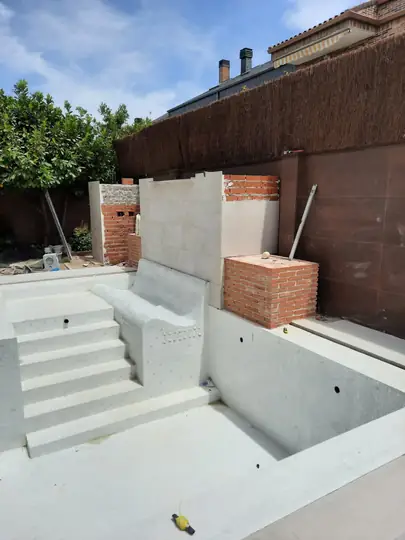 Vaso revestido, escalera romana terminada y pedestales para los leones.