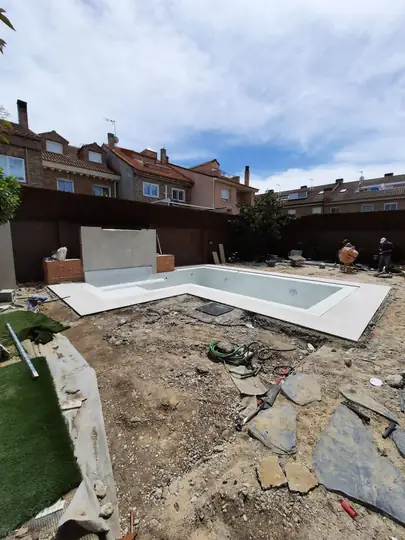 Piscina terminada con su playa perimetral, a falta del ajardinamiento.