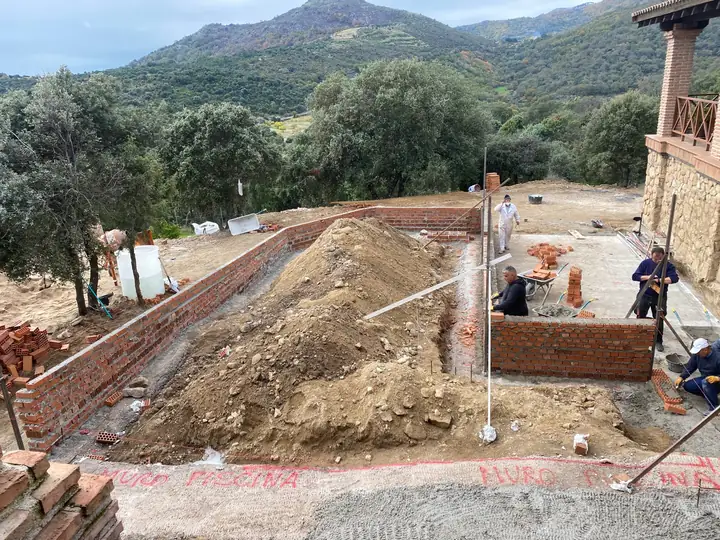 Replanteo sobre la terraza y arranque de los muros perimetrales del vaso.