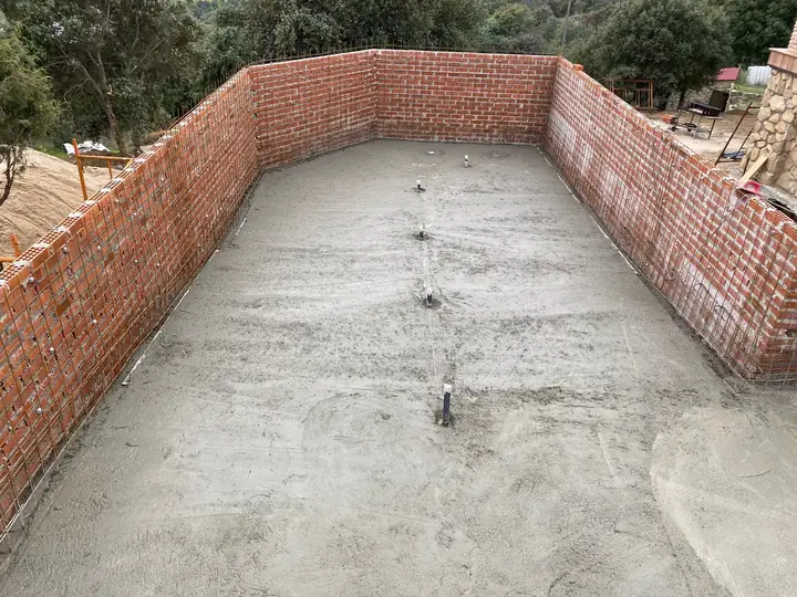 Solera de hormigón armado ejecutada, con los sumideros y las tomas en su sitio.
