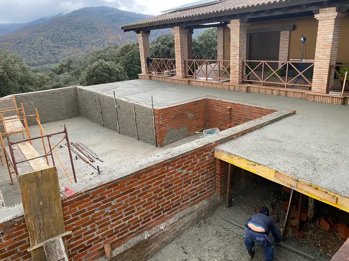 Playa perimetral ejecutada como forjado sobre la sala técnica.