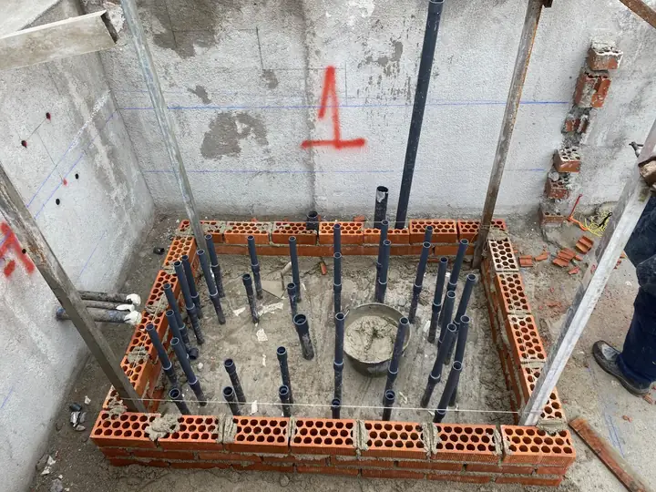 Conducciones hidráulicas agrupadas en la sala técnica antes de su conexionado.
