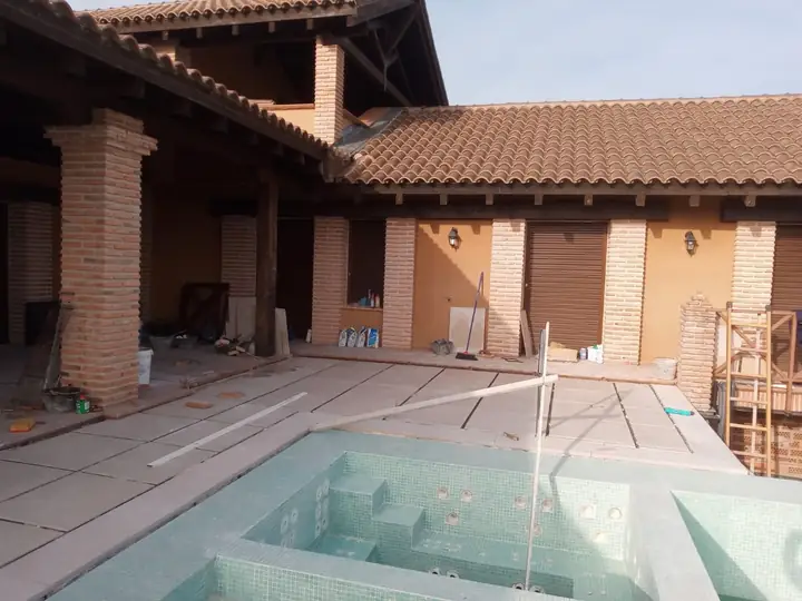 Vaso anexo revestido de gresite, integrado en la playa frente a la vivienda.