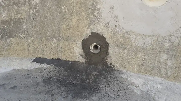 Refuerzo del encuentro de cada pasamuros antes de impermeabilizar.