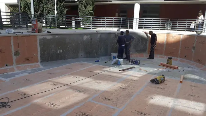 Colocación de la lámina por paños en el fondo y las paredes.