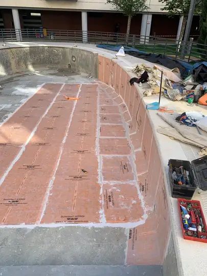 Lámina adaptada a la geometría curva del vaso.