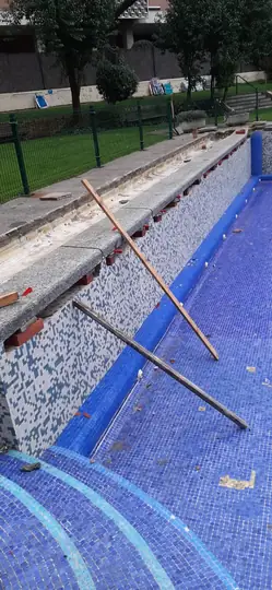 Vaso vaciado con la escalera romana y la coronación de granito sobre el canal rebosadero.