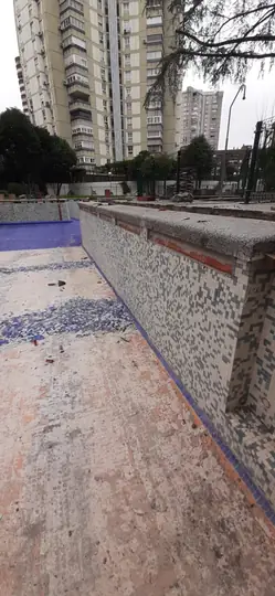Fondo del vaso tras levantar el revestimiento y la impermeabilización anterior.