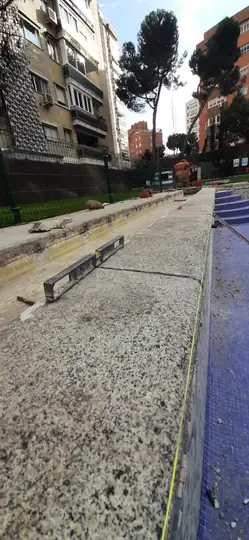 Comprobación de la alineación de las piezas junto al canal rebosadero.