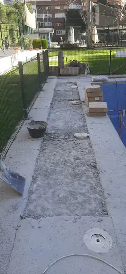 Playa demolida hasta la base para ejecutar el nuevo pavimento.