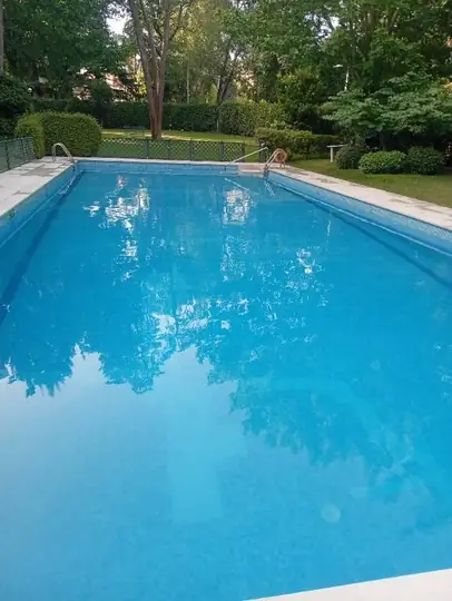 Vaso en servicio con la coronación perimetral continua y la playa renovada.