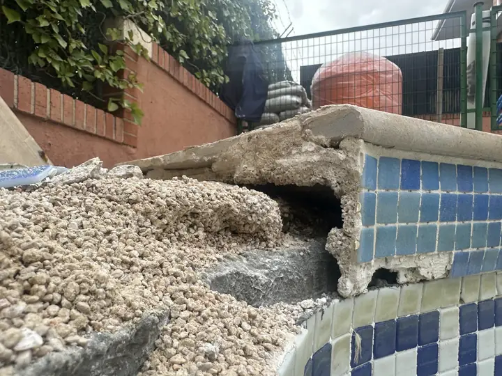 Canal abierto con relleno suelto y pared frontal fracturada: había que reconstruir, no solo impermeabilizar.