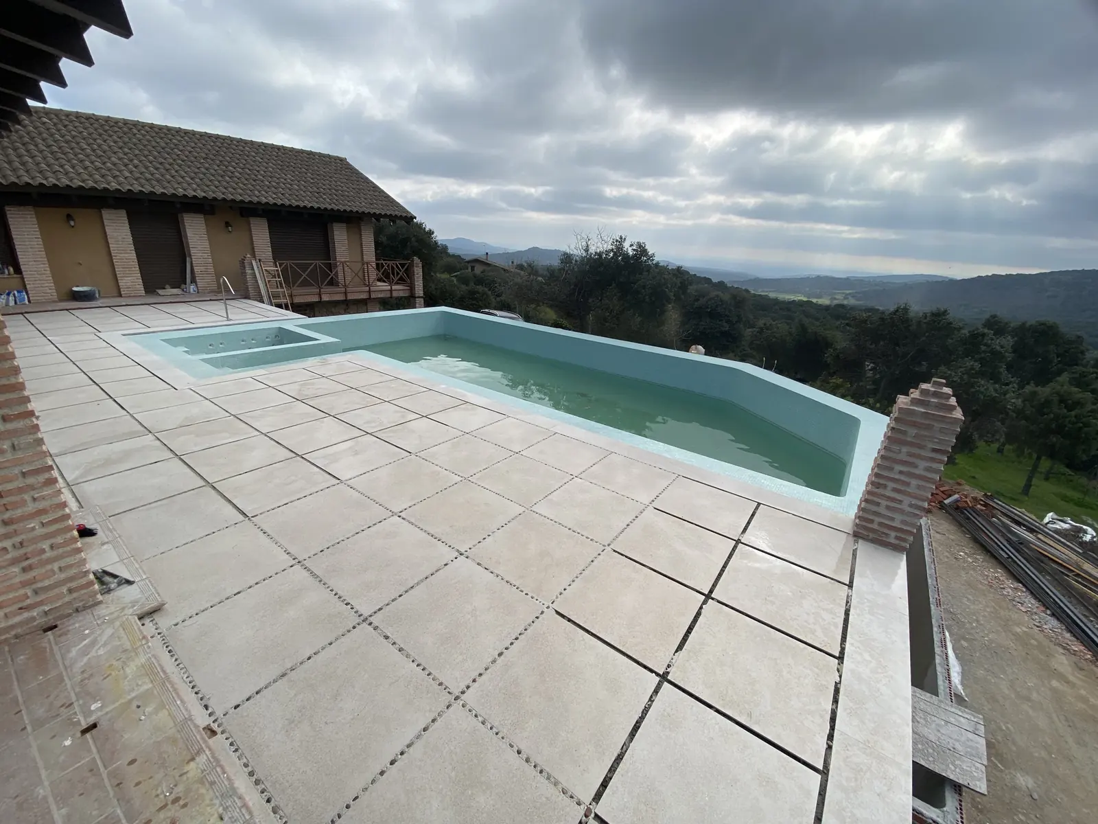 Terraza de agua terminada junto al porche de la vivienda