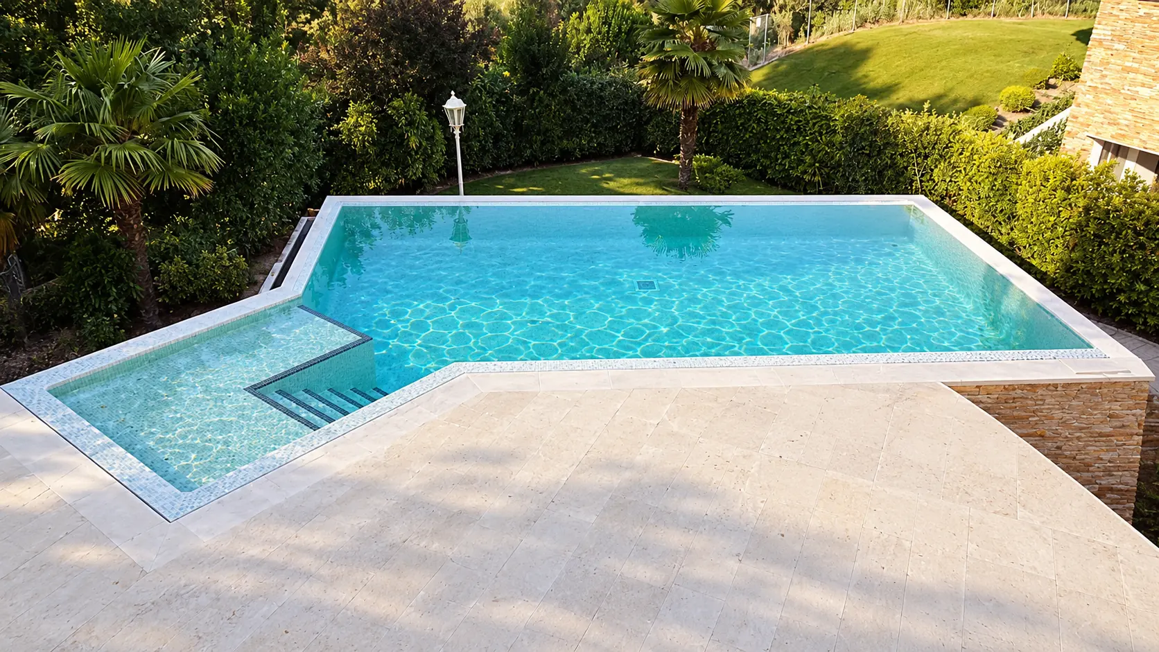 Piscina desbordante infinita en L construida por Quórum Piscinas en Las Rozas