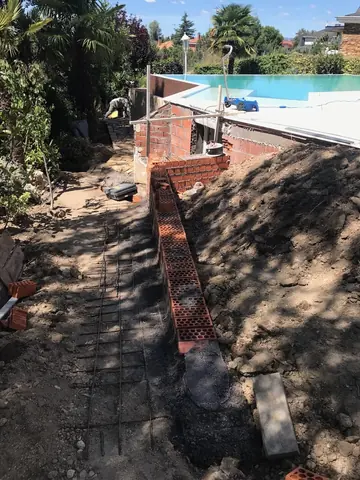 Cimentación y ejecución del muro junto al vaso, en el lado del jardín.