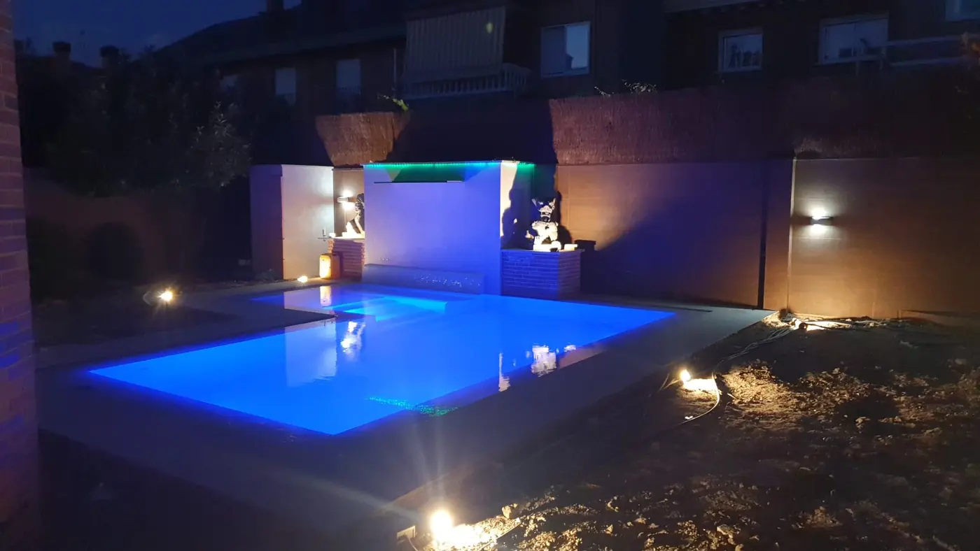 La misma piscina iluminada en azul