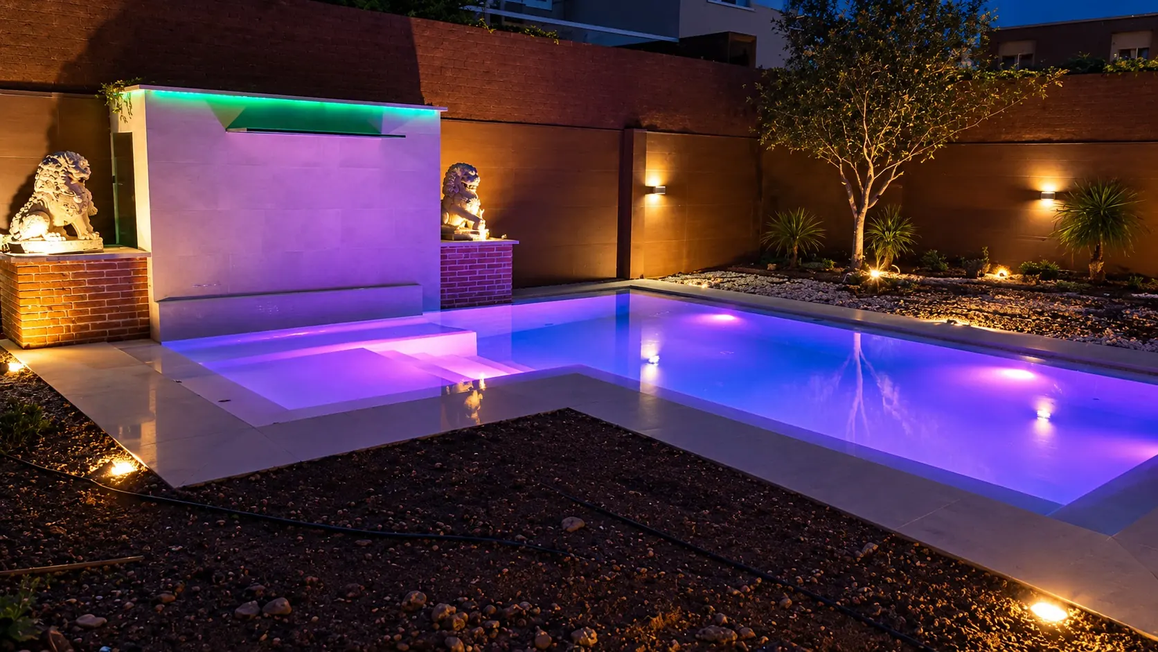 Piscina iluminada en tono malva, con la cascada y los leones Fu (recreación digital a partir de la fotografía de obra)